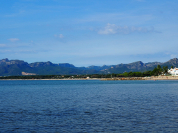 Strand mit Berge